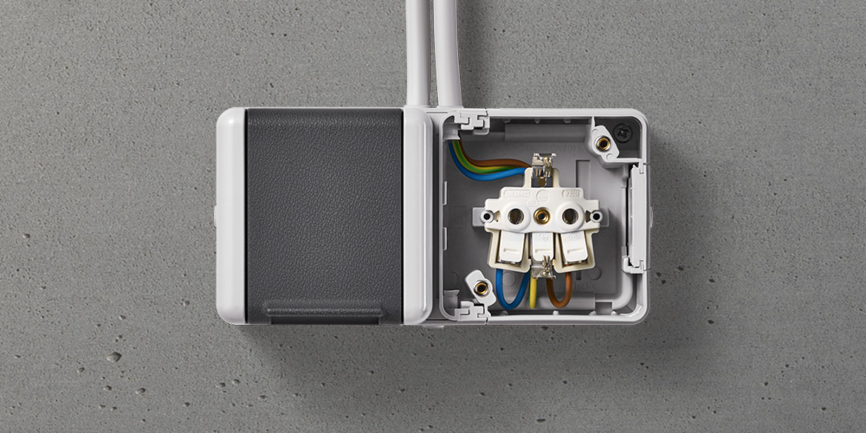 Doppelsteckdose mit Trennsteg bei Elektro Kandzorra GmbH in Mannheim